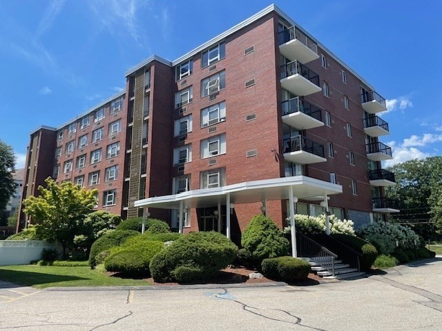 20 Hammond Pond Pkwy 208