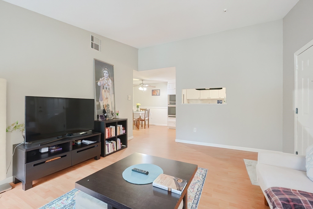 Natick, Massachusetts 01760, United States, 2 Bedrooms Bedrooms, ,2 BathroomsBathrooms,Residential,Pending,106994