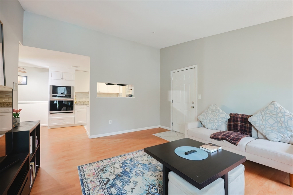 Natick, Massachusetts 01760, United States, 2 Bedrooms Bedrooms, ,2 BathroomsBathrooms,Residential,Pending,106994