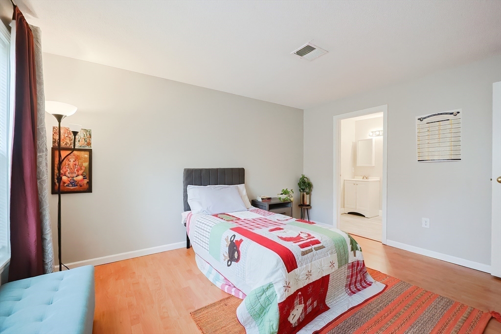 Natick, Massachusetts 01760, United States, 2 Bedrooms Bedrooms, ,2 BathroomsBathrooms,Residential,Pending,106994