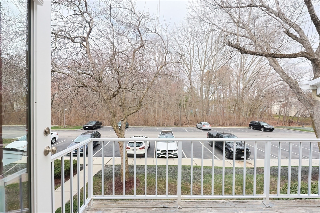 Natick, Massachusetts 01760, United States, 2 Bedrooms Bedrooms, ,2 BathroomsBathrooms,Residential,Pending,106994