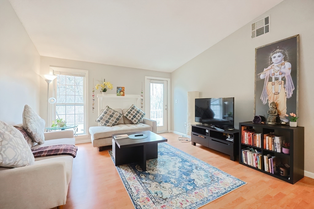 Natick, Massachusetts 01760, United States, 2 Bedrooms Bedrooms, ,2 BathroomsBathrooms,Residential,Pending,106994