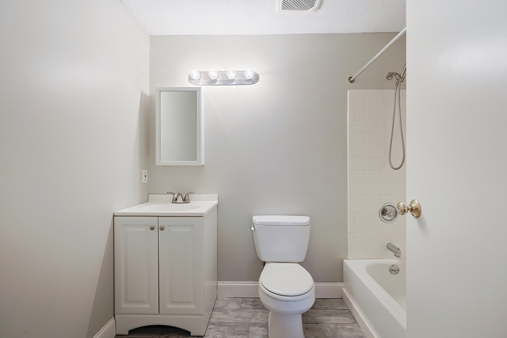 Natick, Massachusetts 01760, United States, 2 Bedrooms Bedrooms, ,2 BathroomsBathrooms,Residential,Pending,106994