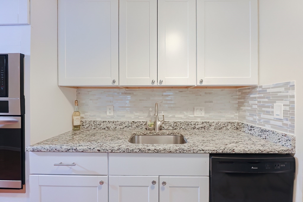 Natick, Massachusetts 01760, United States, 2 Bedrooms Bedrooms, ,2 BathroomsBathrooms,Residential,Pending,106994