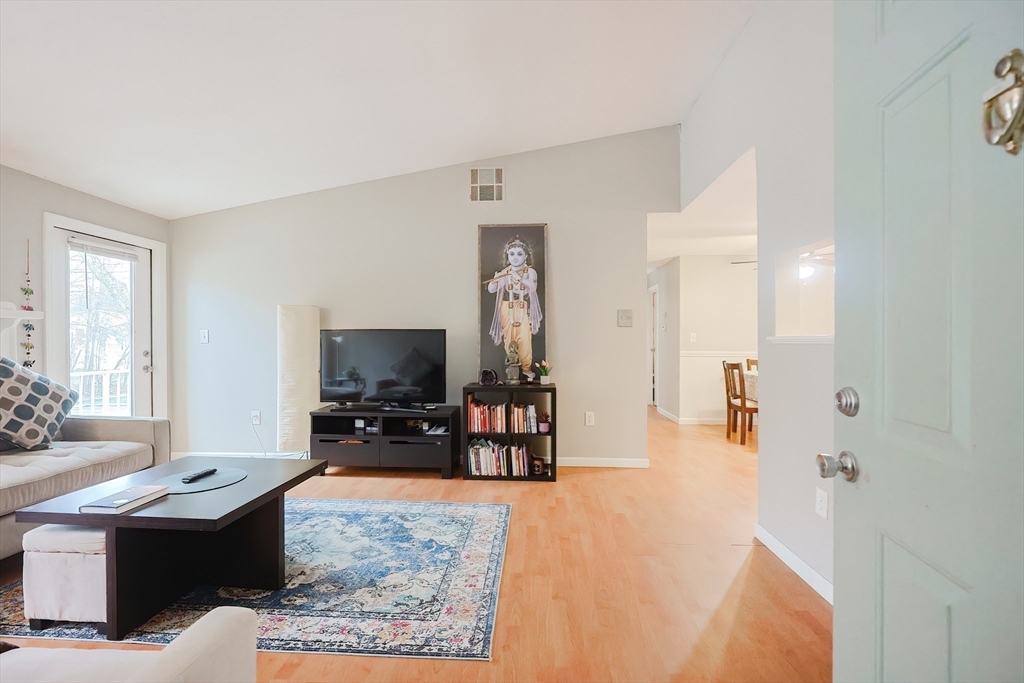 Natick, Massachusetts 01760, United States, 2 Bedrooms Bedrooms, ,2 BathroomsBathrooms,Residential,Pending,106994