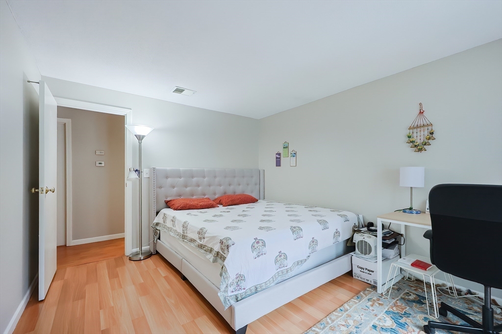 Natick, Massachusetts 01760, United States, 2 Bedrooms Bedrooms, ,2 BathroomsBathrooms,Residential,Pending,106994