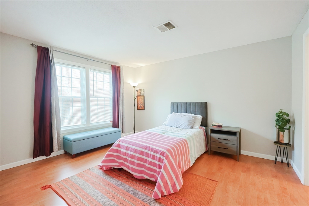 Natick, Massachusetts 01760, United States, 2 Bedrooms Bedrooms, ,2 BathroomsBathrooms,Residential,Pending,106994