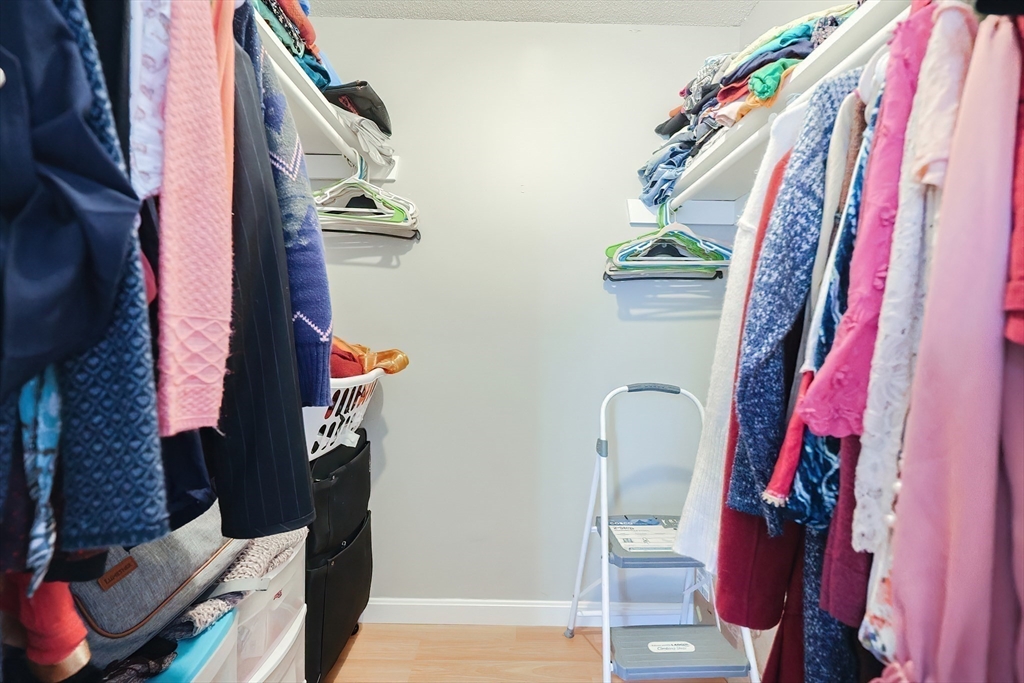 Natick, Massachusetts 01760, United States, 2 Bedrooms Bedrooms, ,2 BathroomsBathrooms,Residential,Pending,106994