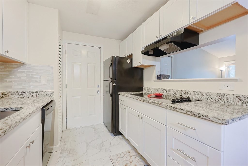 Natick, Massachusetts 01760, United States, 2 Bedrooms Bedrooms, ,2 BathroomsBathrooms,Residential,Pending,106994