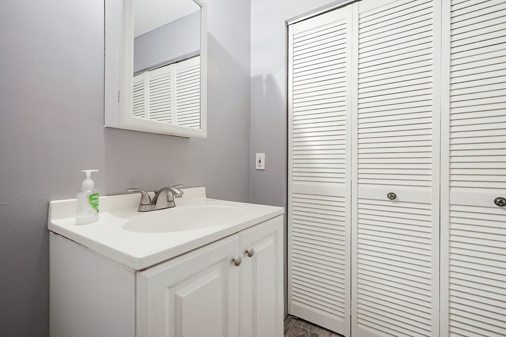 Natick, Massachusetts 01760, United States, 2 Bedrooms Bedrooms, ,2 BathroomsBathrooms,Residential,Pending,106994