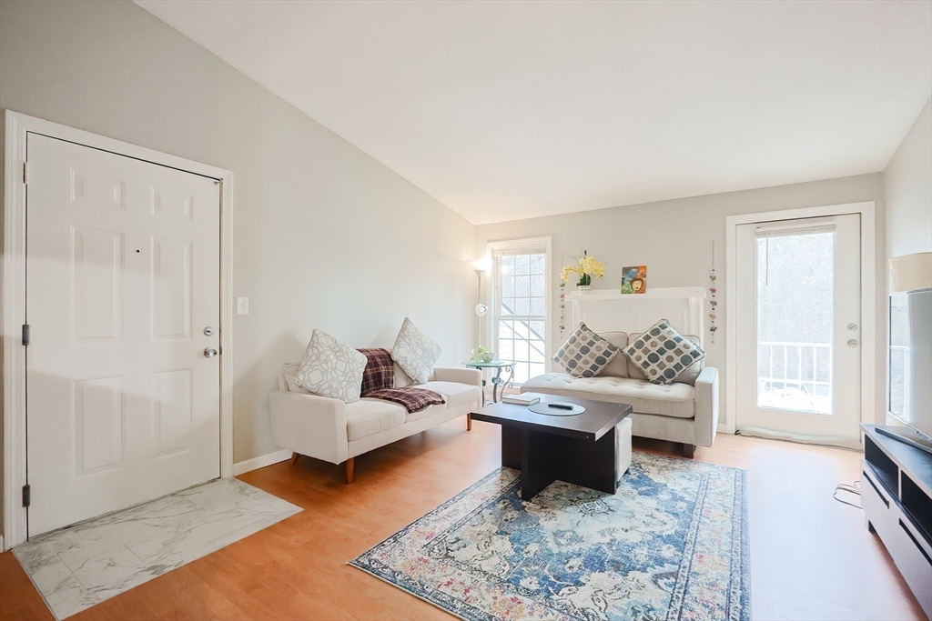 Natick, Massachusetts 01760, United States, 2 Bedrooms Bedrooms, ,2 BathroomsBathrooms,Residential,Pending,106994