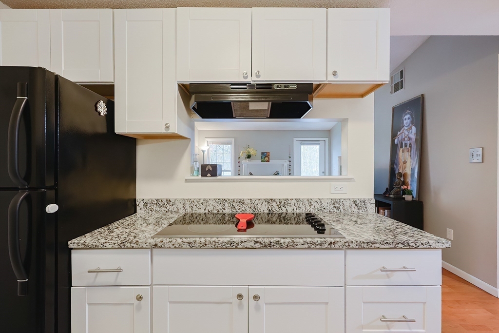 Natick, Massachusetts 01760, United States, 2 Bedrooms Bedrooms, ,2 BathroomsBathrooms,Residential,Pending,106994