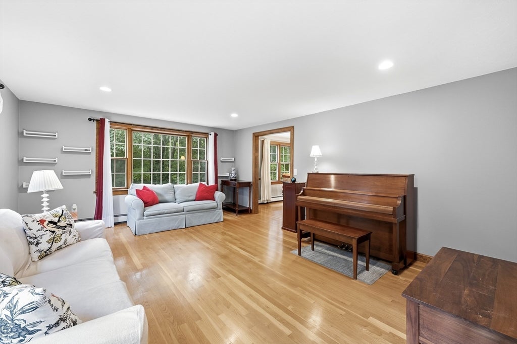 14 Nottingham Cir, Holden, MA Photo #4