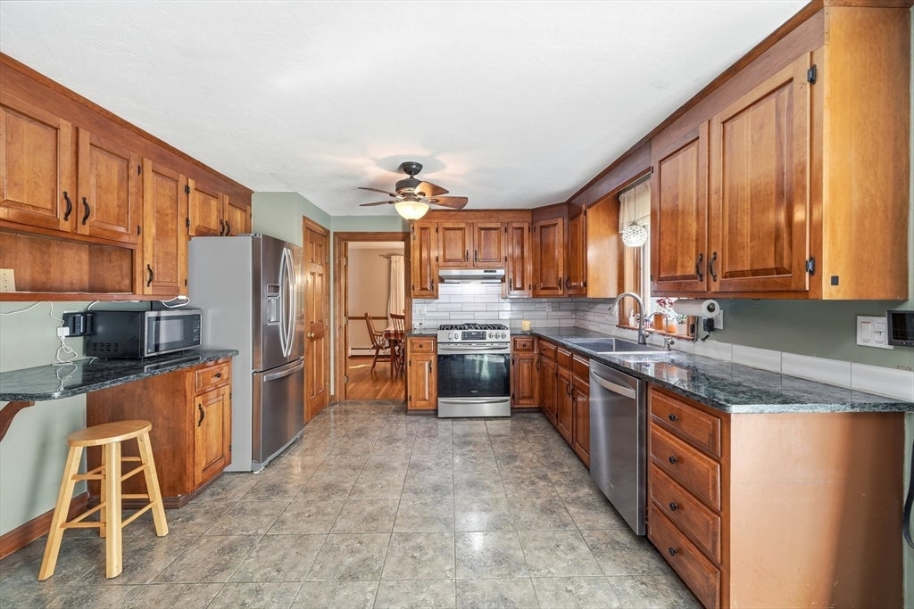 14 Nottingham Cir, Holden, MA Photo #8