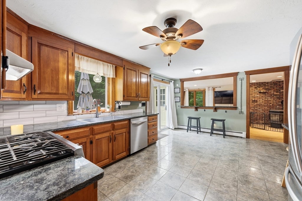 14 Nottingham Cir, Holden, MA Photo #7