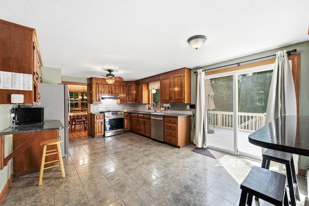 14 Nottingham Cir, Holden, MA Photo #9