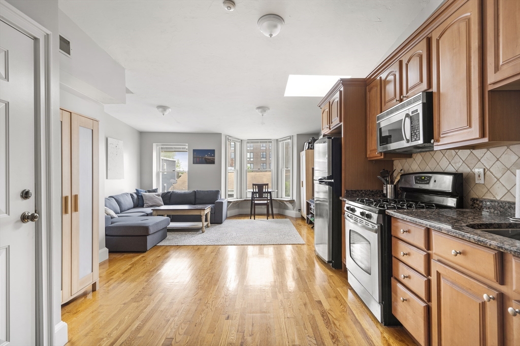288 W 3rd St 3