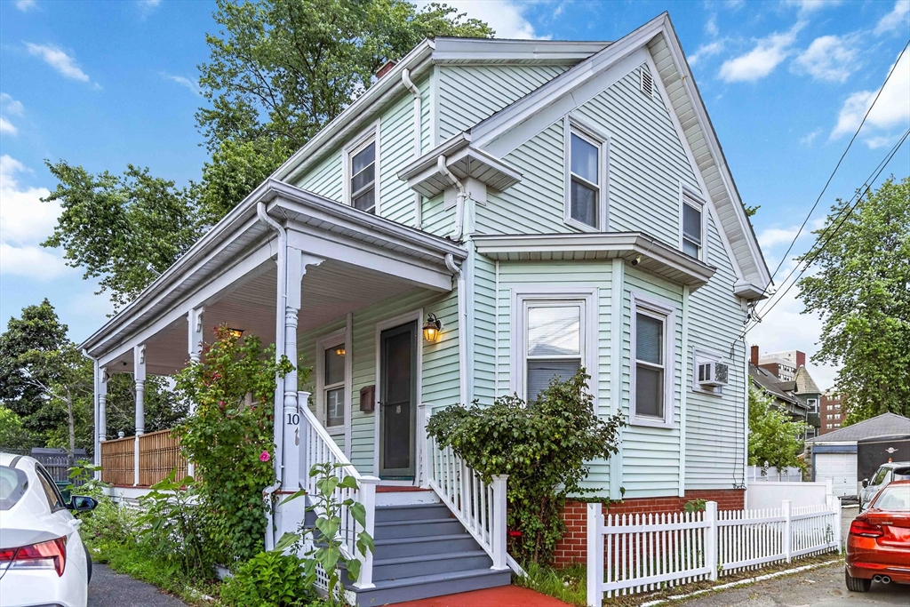 Photo of 10 Cobbet Pl, Lynn, MA