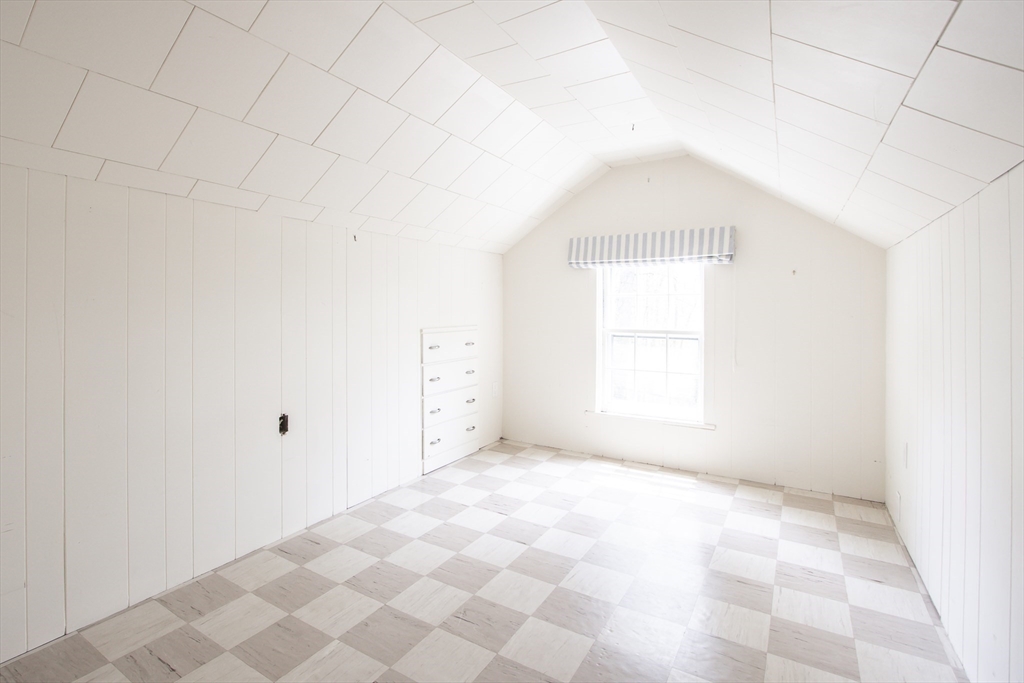 Sherborn, Massachusetts 01770, United States, 3 Bedrooms Bedrooms, ,2 BathroomsBathrooms,Residential,Pending,121331