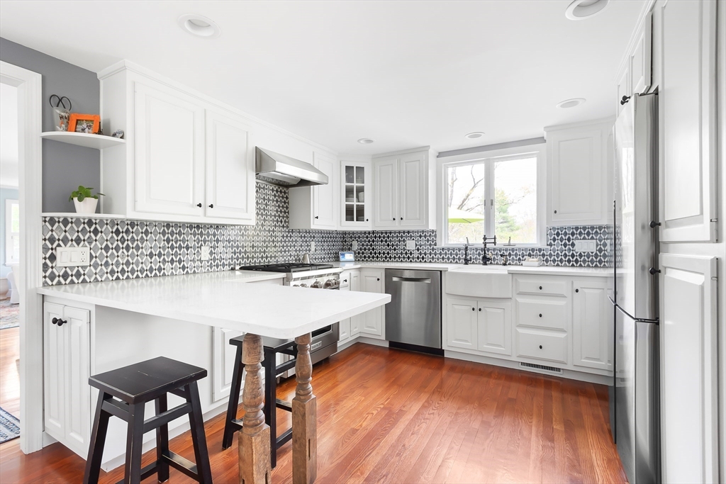 Sherborn, Massachusetts 01770, United States, 3 Bedrooms Bedrooms, ,2 BathroomsBathrooms,Residential,Pending,121331