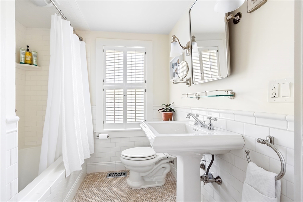 Sherborn, Massachusetts 01770, United States, 3 Bedrooms Bedrooms, ,2 BathroomsBathrooms,Residential,Pending,121331