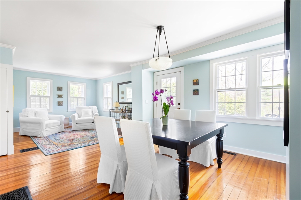 Sherborn, Massachusetts 01770, United States, 3 Bedrooms Bedrooms, ,2 BathroomsBathrooms,Residential,Pending,121331