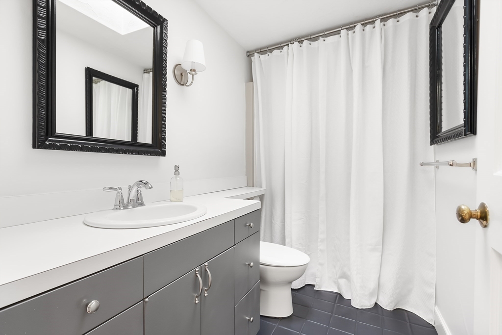 Sherborn, Massachusetts 01770, United States, 3 Bedrooms Bedrooms, ,2 BathroomsBathrooms,Residential,Pending,121331