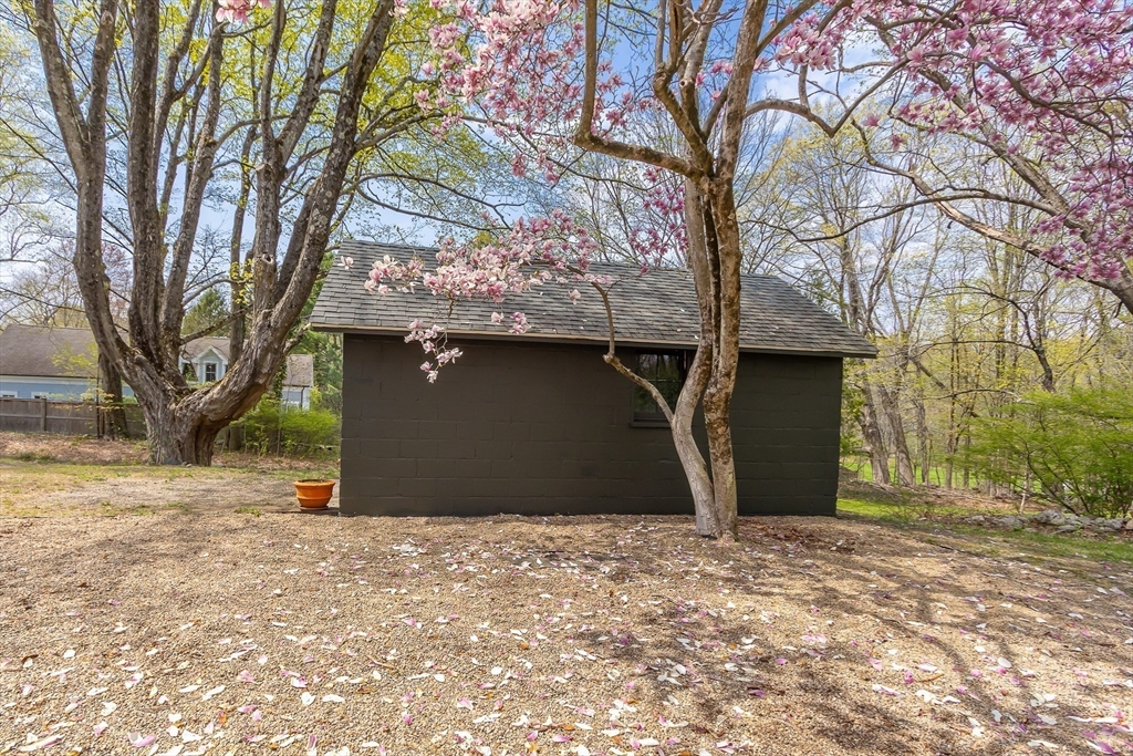 Sherborn, Massachusetts 01770, United States, 3 Bedrooms Bedrooms, ,2 BathroomsBathrooms,Residential,Pending,121331