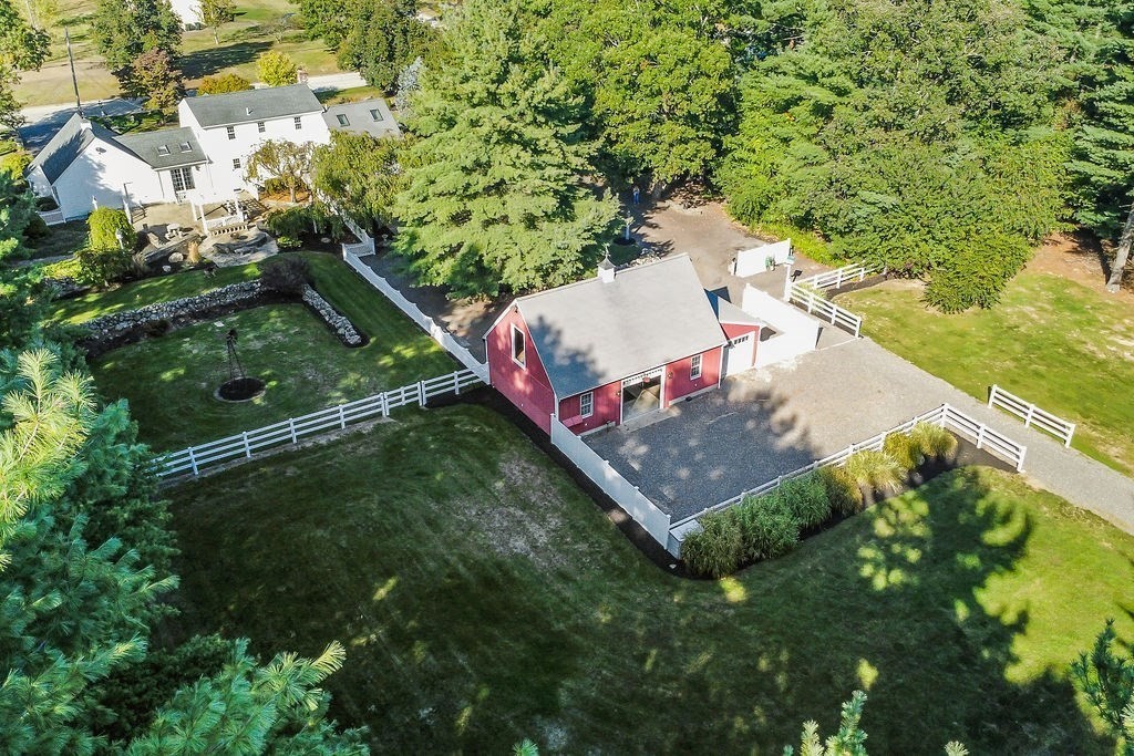 7 Chris Dr