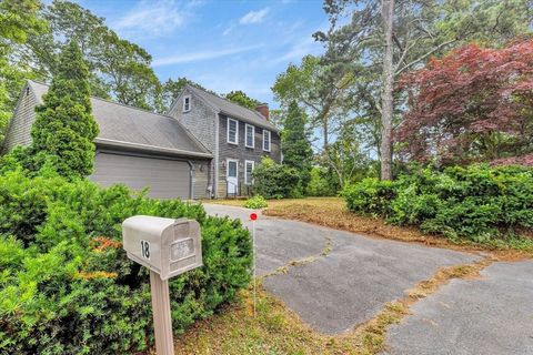 18 Tree Top Ln Falmouth MA 02536
