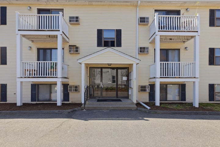 Photo 1 of 26 — 15 Houghton St 6, Worcester, MA 01604