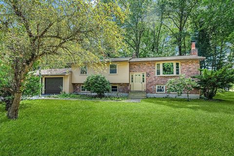 Photo of 6 Sierra Dr, Chelmsford, MA 01824 (MLS # 73452589)