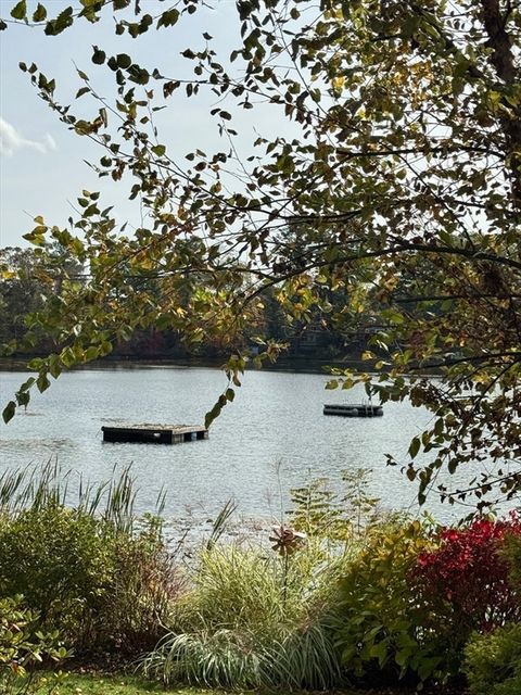 22 Lakeshore Dr Wayland MA 01778