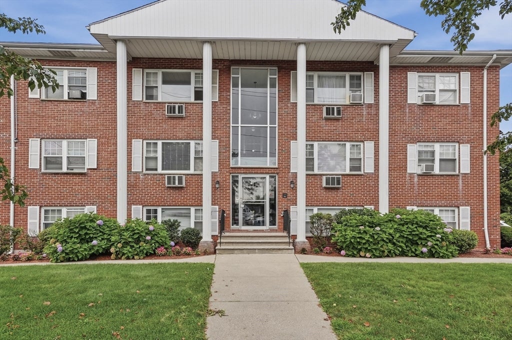 Photo of 924 Main Street, Woburn, MA