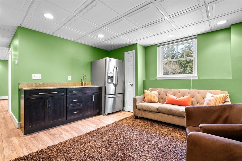 Winchester, Massachusetts 01890, United States, 4 Bedrooms Bedrooms, ,4 BathroomsBathrooms,Residential,Pending,104178