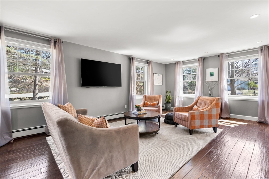 Winchester, Massachusetts 01890, United States, 4 Bedrooms Bedrooms, ,4 BathroomsBathrooms,Residential,Pending,104178