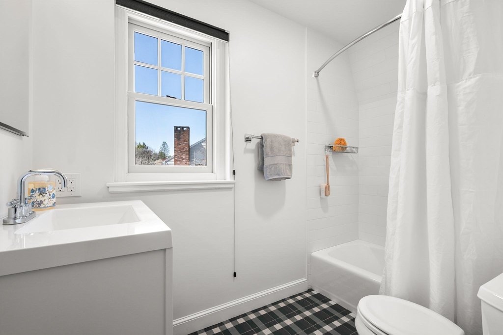 Winchester, Massachusetts 01890, United States, 4 Bedrooms Bedrooms, ,4 BathroomsBathrooms,Residential,Pending,104178