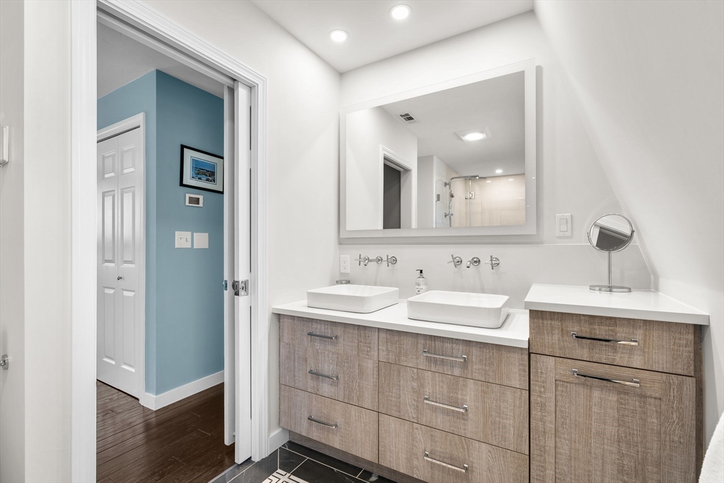 Winchester, Massachusetts 01890, United States, 4 Bedrooms Bedrooms, ,4 BathroomsBathrooms,Residential,Pending,104178