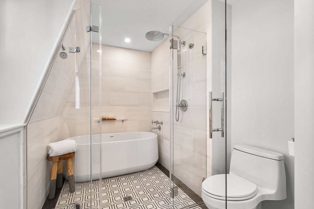 Winchester, Massachusetts 01890, United States, 4 Bedrooms Bedrooms, ,4 BathroomsBathrooms,Residential,Pending,104178