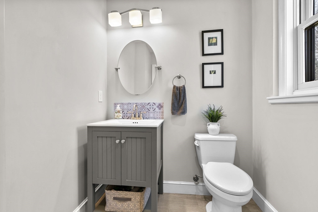 Winchester, Massachusetts 01890, United States, 4 Bedrooms Bedrooms, ,4 BathroomsBathrooms,Residential,Pending,104178