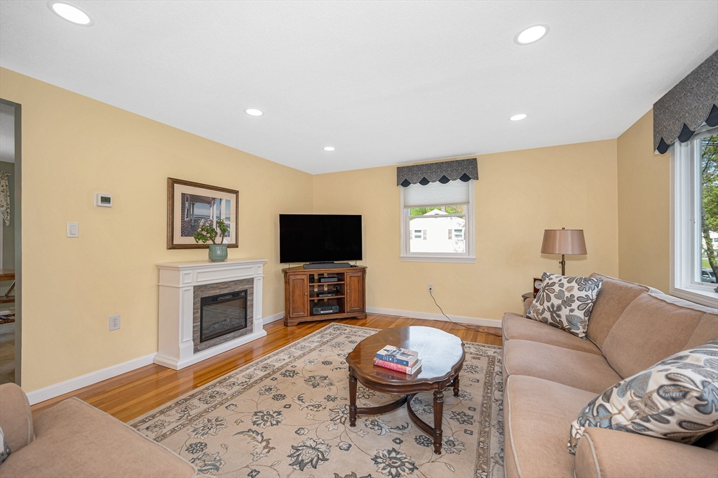83 Mullen Ln