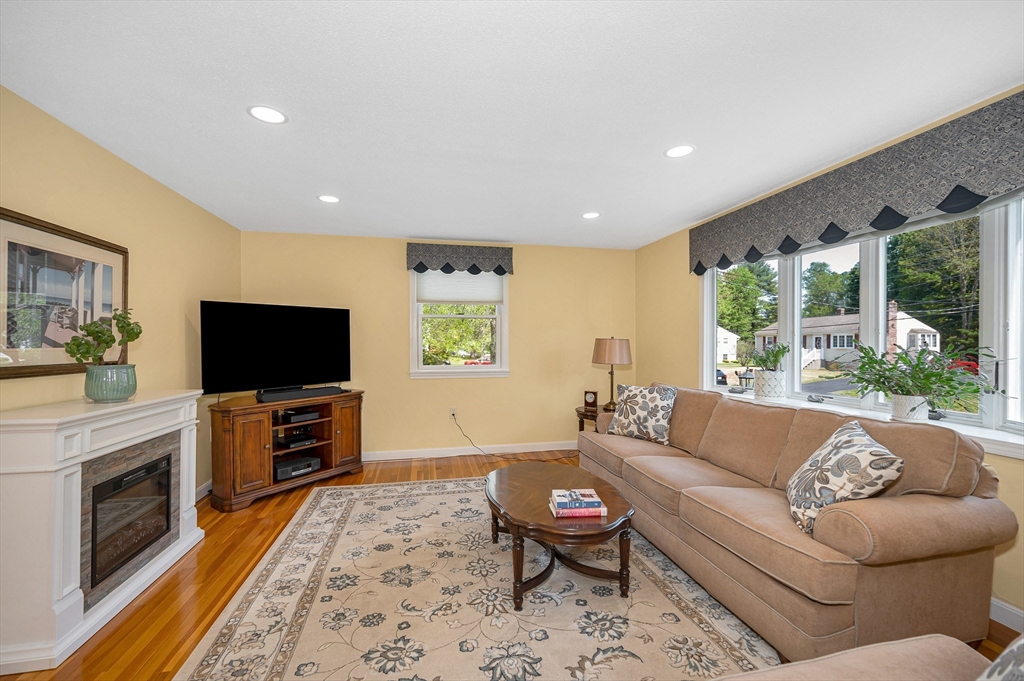 83 Mullen Ln