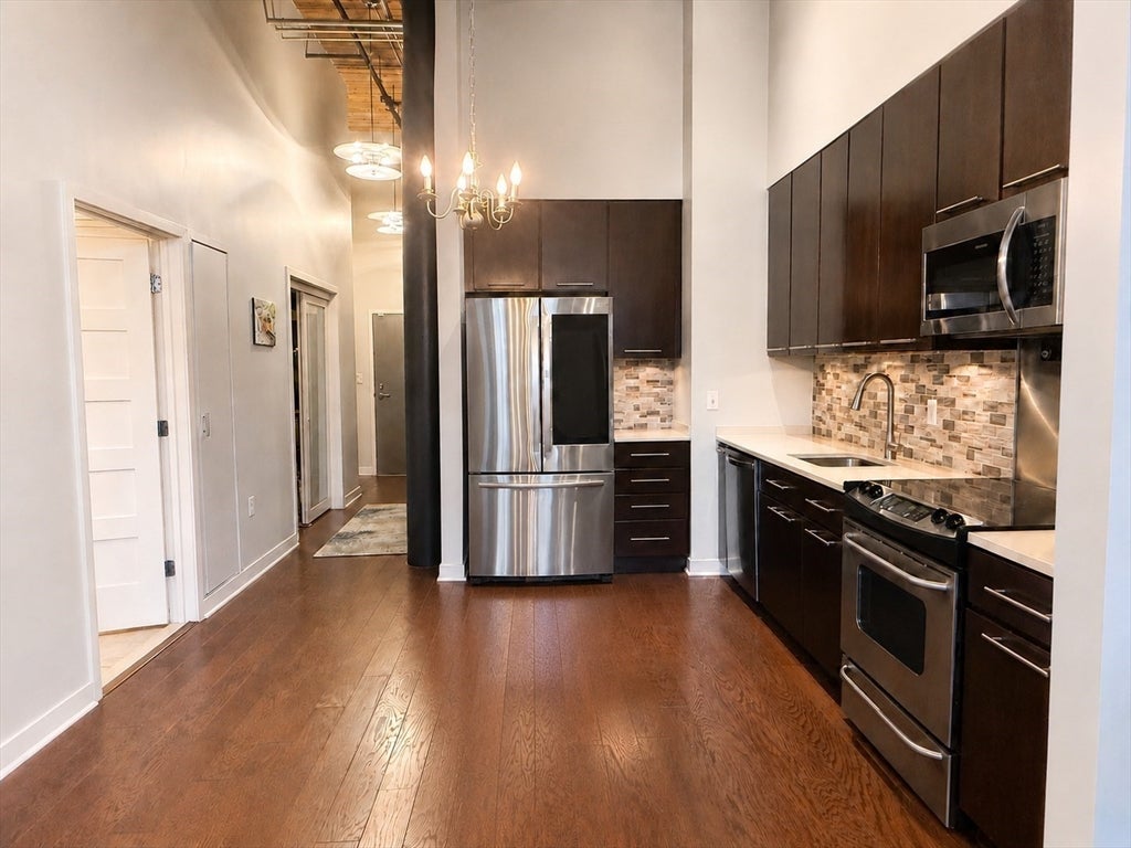 1241-1251 Adams B106