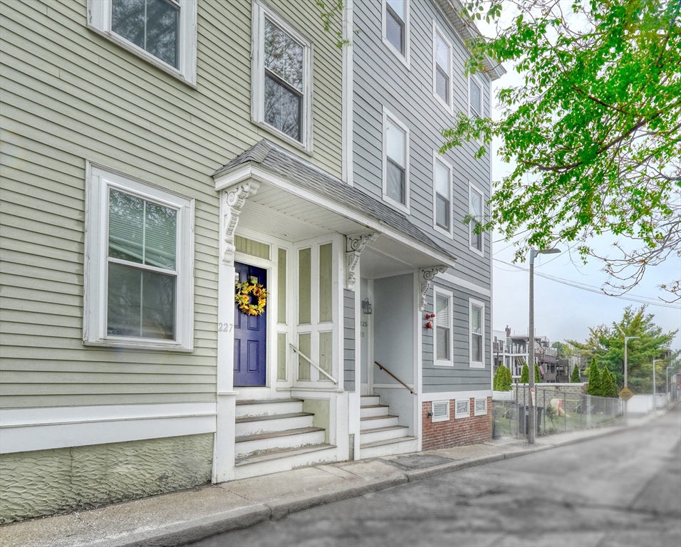 Click for 227 Bowen Street #1, Boston, MA slideshow