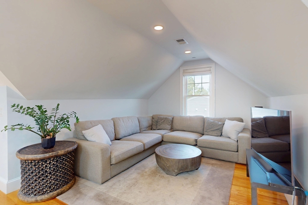 Watertown, Massachusetts 02472, United States, 2 Bedrooms Bedrooms, ,2 BathroomsBathrooms,Residential,Active,209399