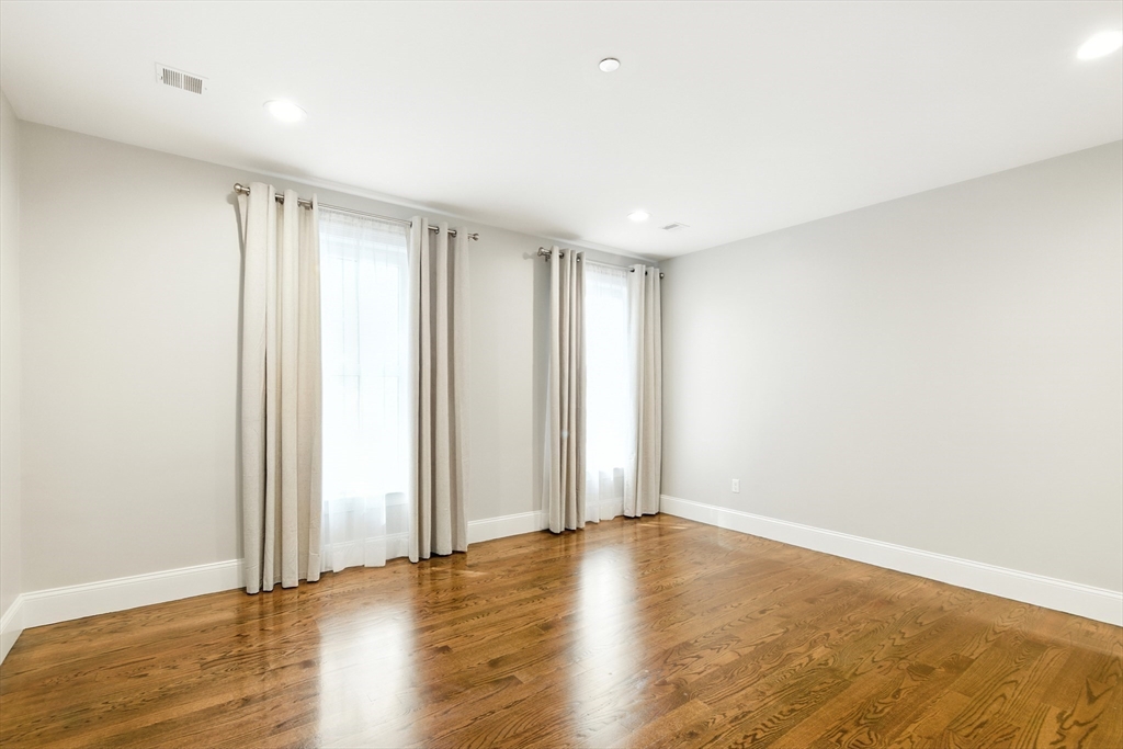 52 R River St 5