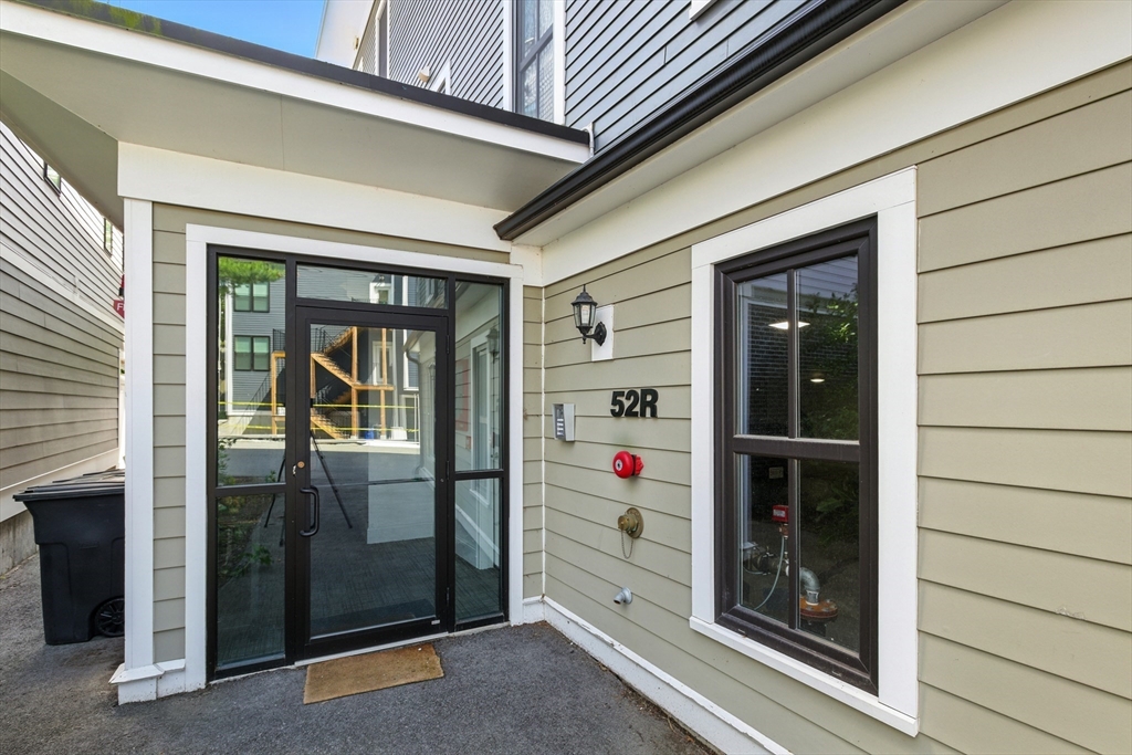 52 R River St 5