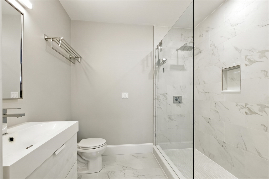 52 R River St 5