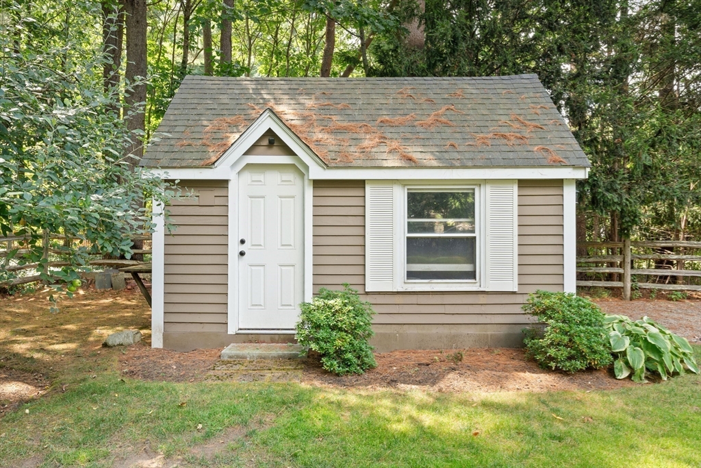 Dover, Massachusetts 02030, United States, 4 Bedrooms Bedrooms, ,3 BathroomsBathrooms,Residential,Contingent,206933