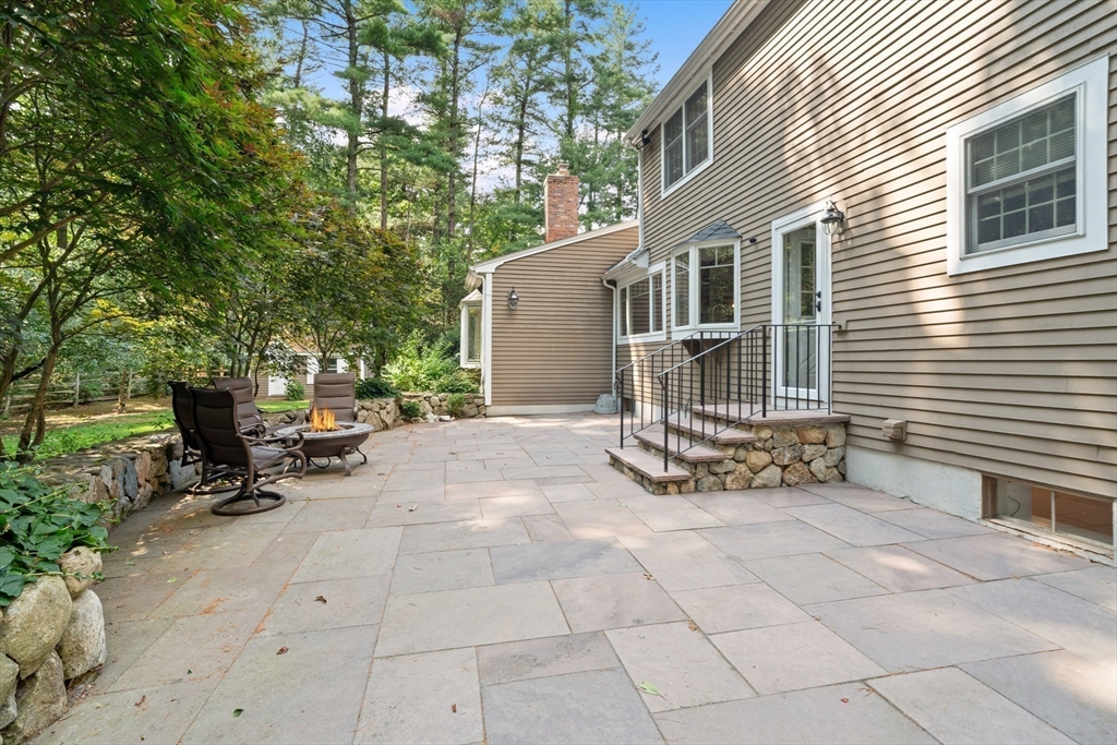 Dover, Massachusetts 02030, United States, 4 Bedrooms Bedrooms, ,3 BathroomsBathrooms,Residential,Contingent,206933